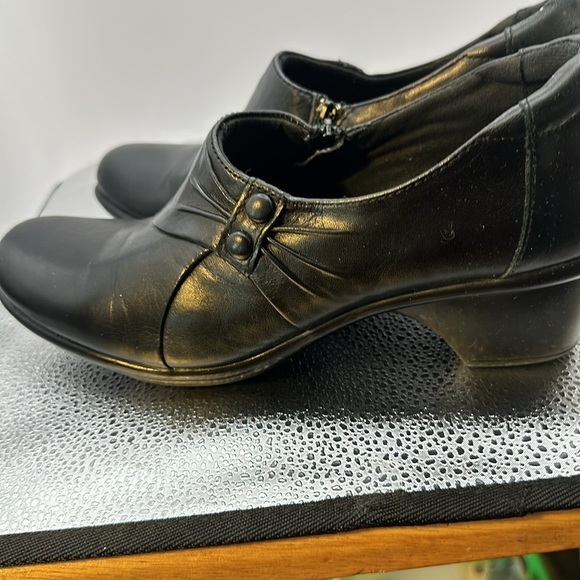 Clark shoes in excellent used condition. Size 8 1/2 the heel is 1 1/2 inches, - Picture 4 of 7